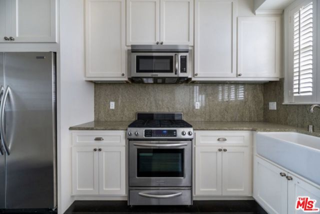 9243 Doheny Road, West Hollywood CA: https://media.crmls.org/mediaz/0a18a6a4-4ff2-49a1-a9b8-c89d75f44702.jpg