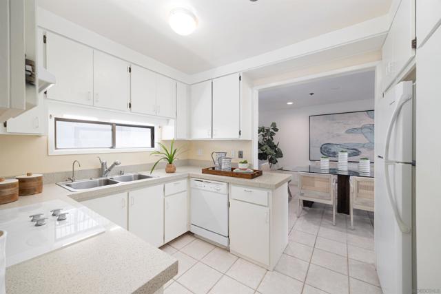 8110 El Paseo Grande, La Jolla CA: https://media.crmls.org/mediaz/0a18b0fb-c547-4421-bf84-fd1cae493351.jpg