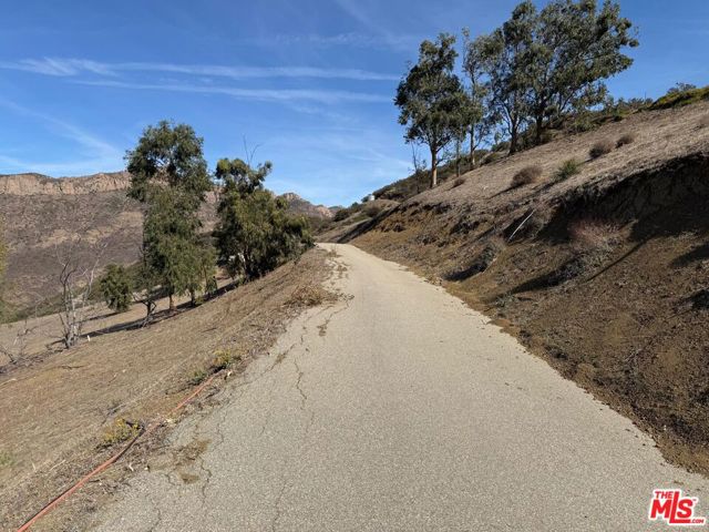 11077 Pacific View Drive, Malibu CA: https://media.crmls.org/mediaz/0a198a35-9031-4096-bd3c-5ab2bdbb3a35.jpg