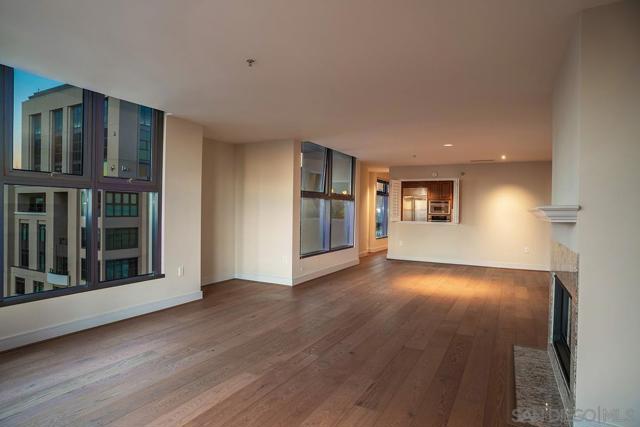 645 Front Street, San Diego CA: https://media.crmls.org/mediaz/0a19ee5c-b9bb-438b-8376-b97001eaecd4.jpg