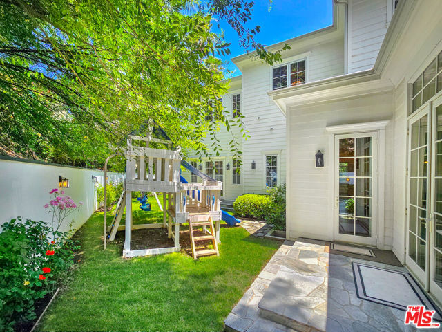3815 Valley Meadow Road, Encino CA: https://media.crmls.org/mediaz/0a1a4ee8-ff5c-4c95-ac48-20d509276931.jpg