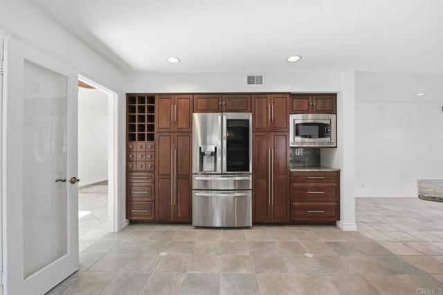 Detail Gallery Image 14 of 59 For 2070 Tiffany Dr, Oceanside,  CA 92056 - 4 Beds | 2/1 Baths