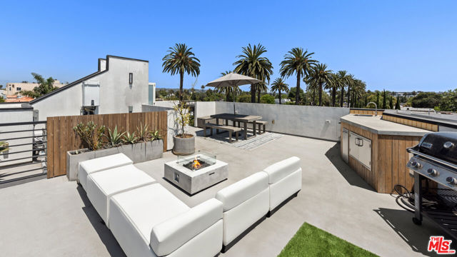11900 Washington Place, Los Angeles CA: https://media.crmls.org/mediaz/0a1b0fd5-7111-415c-840c-dc911232bd31.jpg