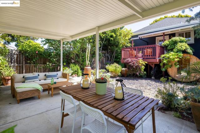 824 Arlington Avenue, Oakland CA: https://media.crmls.org/mediaz/0a1b4ba8-d4f9-4f79-8b3b-57e468423903.jpg