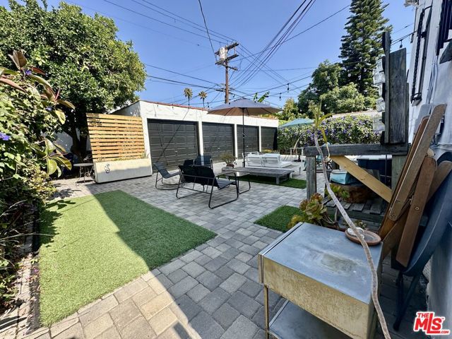 337 N Spaulding Avenue, Los Angeles CA: https://media.crmls.org/mediaz/0a1b9119-f197-44a5-ab42-c2da63d82801.jpg