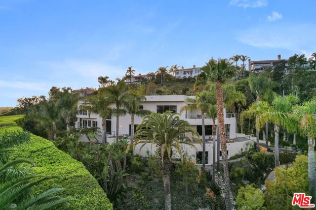 28177 Rey De Copas Lane, Malibu CA: https://media.crmls.org/mediaz/0a1bea29-a84f-4e9c-bffb-2e36f08075e6.jpg