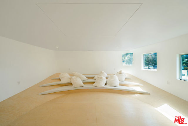 211 Entrada Drive, Santa Monica CA: https://media.crmls.org/mediaz/0a1c032a-7f85-4b50-9b46-dd104488e5e2.jpg