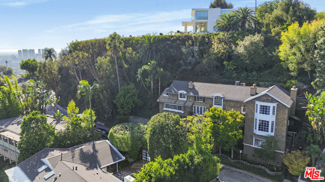 9315 Beverly Crest Drive, Beverly Hills CA: https://media.crmls.org/mediaz/0a1c2890-2d23-41ba-a4d6-20a932038a41.jpg