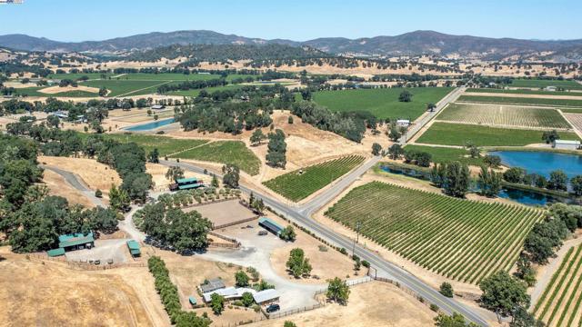 5281 Chiles Pope Valley Rd,  CA: https://media.crmls.org/mediaz/0a1cb5f8-1c9d-454f-842c-f5c3199012ba.jpg