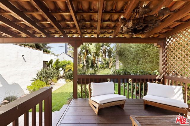 112 N Valley Street, Burbank CA: https://media.crmls.org/mediaz/0a1d9a25-0a8e-4da0-ad07-71c2270c2d3b.jpg