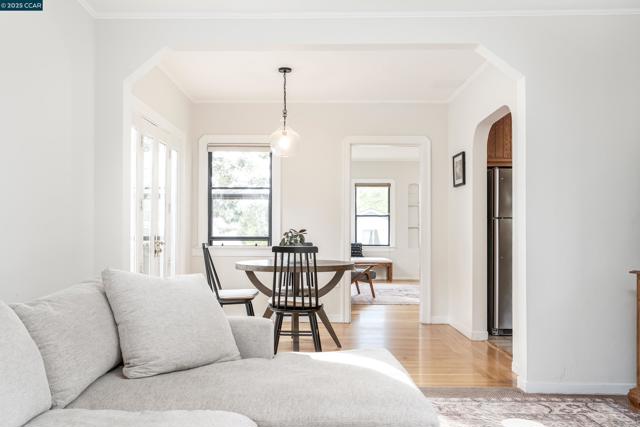 6 View St, Vallejo CA: https://media.crmls.org/mediaz/0a1ebd0c-d0f3-4d96-bd0e-38162e0b18bd.jpg