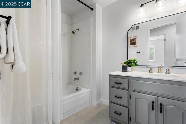 115 Saint Jean Ct, Danville CA: https://media.crmls.org/mediaz/0a1ee17e-10c0-4fc4-a0b1-5bc742313524.jpg