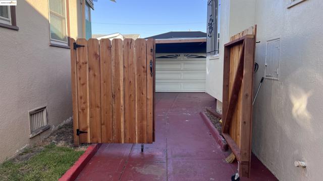2526 64th Ave, Oakland CA: https://media.crmls.org/mediaz/0a1fc24e-a8ae-4bd4-a4cd-5ff0646bcb5a.jpg