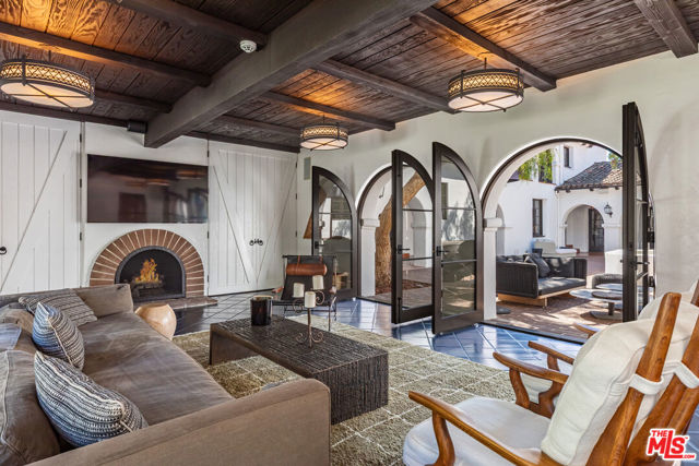 820 N Roxbury Drive, Beverly Hills CA: https://media.crmls.org/mediaz/0a202461-0b60-4836-a1c2-f74eb379efae.jpg