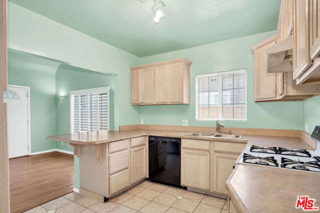 7275 Fountain Avenue, Los Angeles CA: https://media.crmls.org/mediaz/0a204d0e-6e6b-4a08-99dd-b627e9e40cdc.jpg