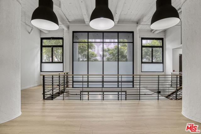 330 W 11th Street, Los Angeles CA: https://media.crmls.org/mediaz/0a205875-8461-421a-8fca-5883d4465d13.jpg