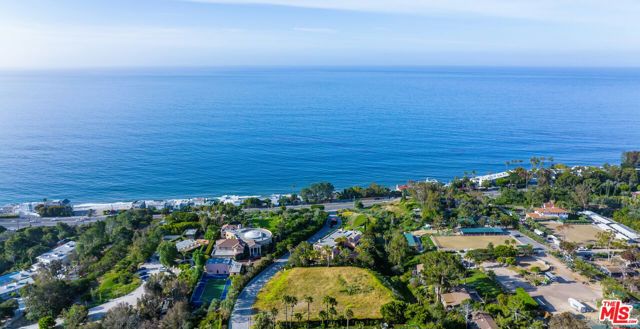 6435 Meadows Court, Malibu CA: https://media.crmls.org/mediaz/0a209104-8409-4daf-9e8d-eb4df645094d.jpg