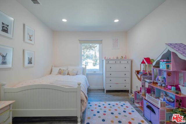 2760 E Glenoaks Boulevard, Glendale CA: https://media.crmls.org/mediaz/0a209367-6304-4db5-93f5-a99db31ff49e.jpg