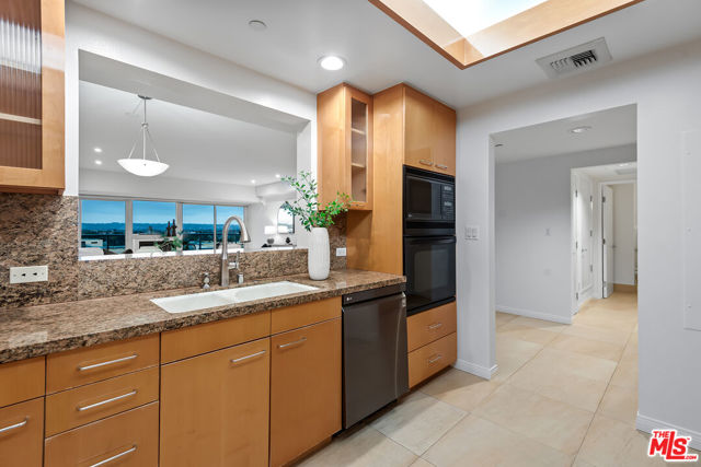 13600 Marina Pointe Drive, Marina del Rey CA: https://media.crmls.org/mediaz/0a20a29e-a2d9-484e-bb0c-fb55cbfdba72.jpg