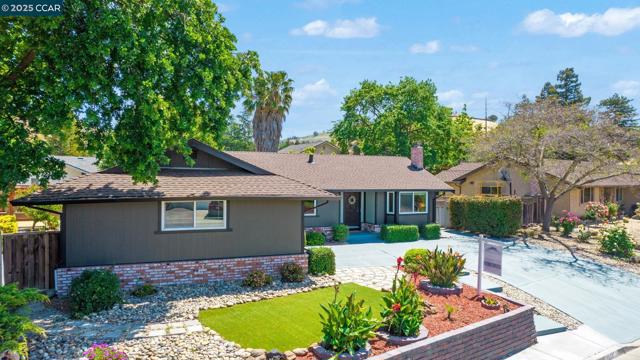 5517 Kirkwood Dr, Concord CA: https://media.crmls.org/mediaz/0a2129ab-f344-43fe-833a-065114fb7bb8.jpg