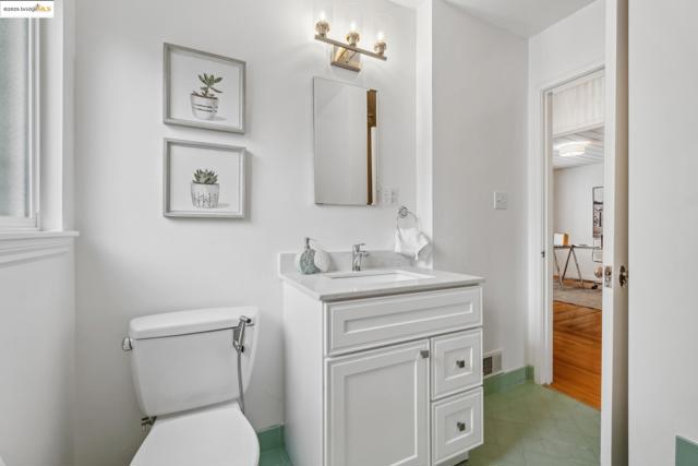6951 Chambers Dr, Oakland CA: https://media.crmls.org/mediaz/0a22aedb-7286-4895-8d57-cb02a552896b.jpg