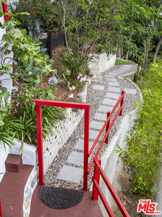 2882 Belden Drive, Los Angeles CA: https://media.crmls.org/mediaz/0a267ead-e4e4-4ab2-903c-d79ddf206b90.jpg