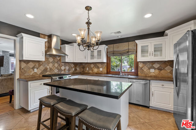 1865 E Villa Street, Pasadena CA: https://media.crmls.org/mediaz/0a2683da-1b93-476d-bbf9-775ebc771e7a.jpg