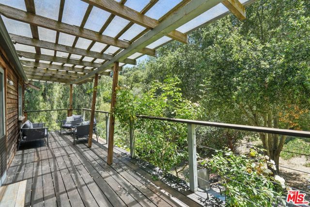 1527 Bainum Drive, Topanga CA: https://media.crmls.org/mediaz/0a27bfd8-93d9-46ba-9883-a3302dd2131e.jpg