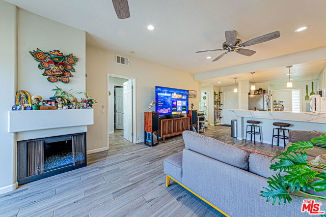 415 Townsquare Lane, Huntington Beach CA: https://media.crmls.org/mediaz/0a286560-baf7-4f43-b119-6e661d7263b9.jpg