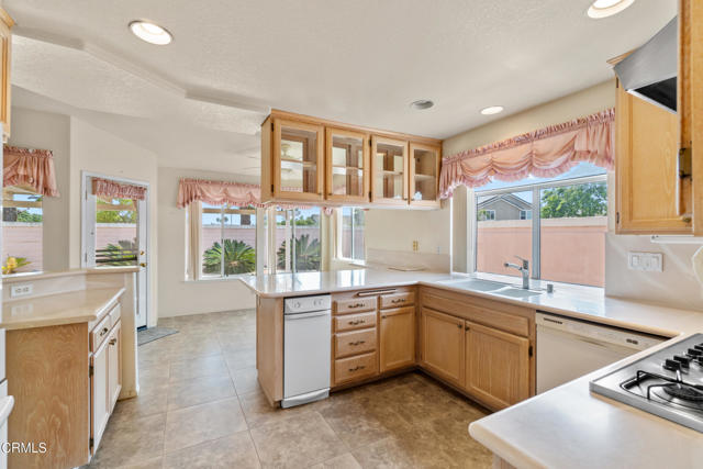 712 Rosebud Drive, Oxnard CA: https://media.crmls.org/mediaz/0a290228-a0e9-4b1a-be69-fe6a88bc1529.jpg