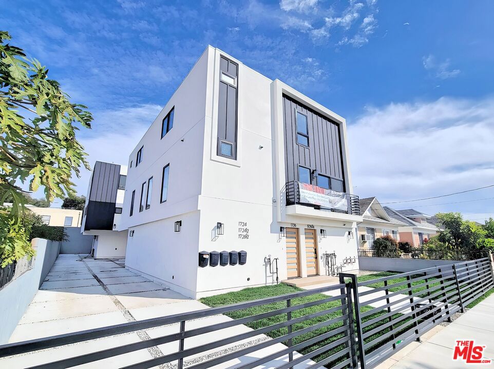 1726 Menlo Avenue, Los Angeles, CA 90006