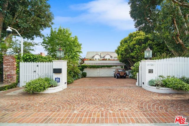 31740 Broad Beach Road, Malibu CA: https://media.crmls.org/mediaz/0a2b0ac7-f135-4f7b-a27d-3327e70c464c.jpg
