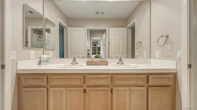 2352 Rock Crest Gln, Escondido CA: https://media.crmls.org/mediaz/0a2c8e58-ba2b-4b99-9e99-223b90243760.jpg
