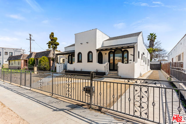 2832 12th Avenue, Los Angeles CA: https://media.crmls.org/mediaz/0a2d2f73-2219-477a-97de-36709f3bb597.jpg