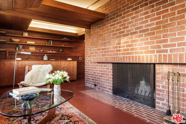 4260 Sea View Lane, Los Angeles CA: https://media.crmls.org/mediaz/0a2e4d9a-19fa-4428-89dc-cc266c420510.jpg