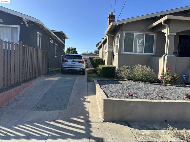 1937 87th Avenue, Oakland CA: https://media.crmls.org/mediaz/0a2eb2bd-60ad-4099-a99c-a847a788d05f.jpg