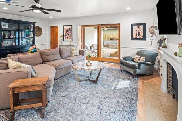 3231 Esperanza Dr, Concord CA: https://media.crmls.org/mediaz/0a2ed507-69f1-4b81-a4d2-c59ebc29f3d7.jpg