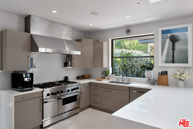 8735 Dorrington Avenue, West Hollywood CA: https://media.crmls.org/mediaz/0a2ee63d-8051-4c73-8092-b303e99b02af.jpg