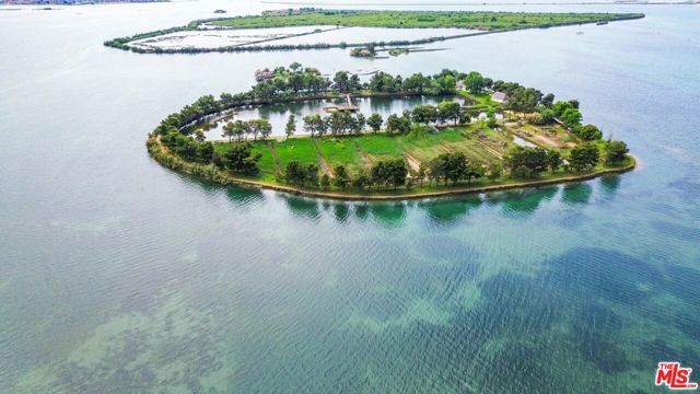 1 Private Island Near Venice, Italy,  CA: https://media.crmls.org/mediaz/0a2f167e-bfe2-4770-b3da-adcaa61c1d87.jpg