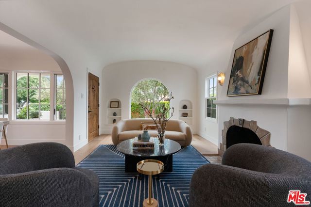 3864 3rd Avenue, Los Angeles CA: https://media.crmls.org/mediaz/0a30a0e6-3db1-4a5f-a053-6c7413d979be.jpg