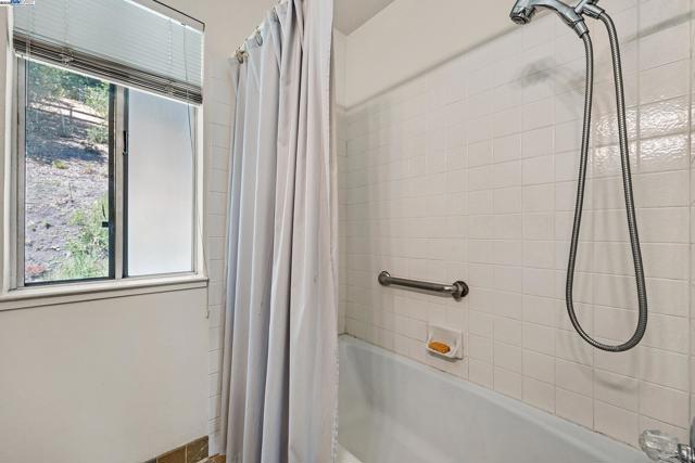 1923 Green Valley Rd, Alamo CA: https://media.crmls.org/mediaz/0a317d7c-0004-4e38-bc21-62dfd2c60361.jpg