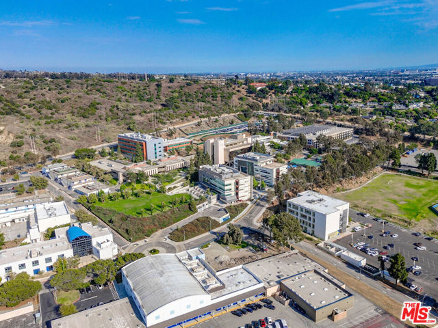 5003 Stoney Creek Road, Culver City CA: https://media.crmls.org/mediaz/0a31aca5-e8e7-457c-812b-c11dbb9a5b9b.jpg