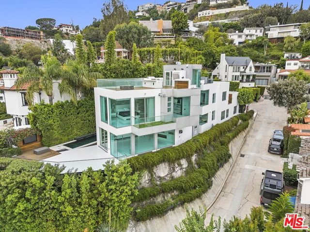 1377 Miller Place, Los Angeles CA: https://media.crmls.org/mediaz/0a31df56-70ef-4f6b-84f9-4a4f9136ffcb.jpg