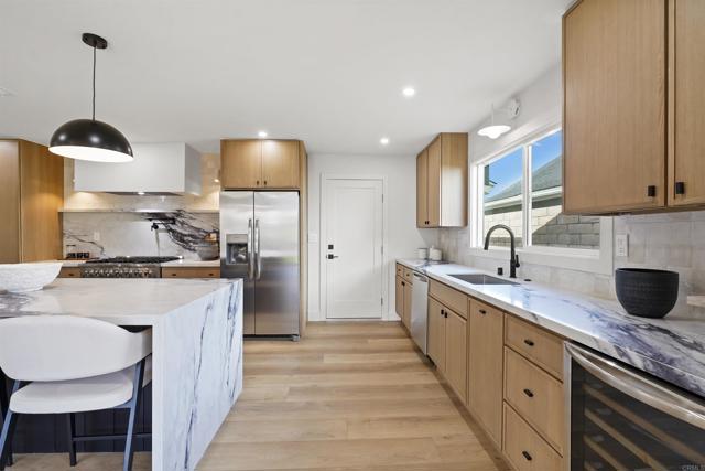 3130 Kerry Ln, Costa Mesa CA: https://media.crmls.org/mediaz/0a329d3f-da35-4b27-96b7-c7849e35939a.jpg