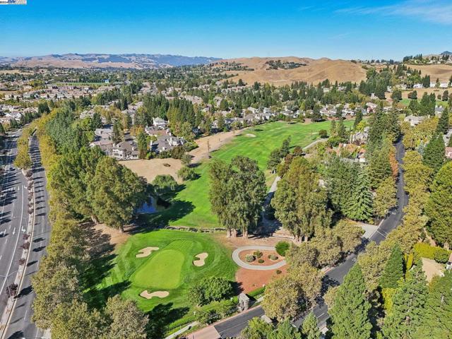 108 Kingswood Cir, Danville CA: https://media.crmls.org/mediaz/0a334e36-e193-4539-adfc-1f46bf8259d3.jpg