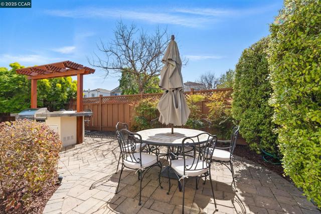 30300 Meridien Cir, Union City CA: https://media.crmls.org/mediaz/0a345141-b6e9-4620-a82b-87f3bd92b0a7.jpg