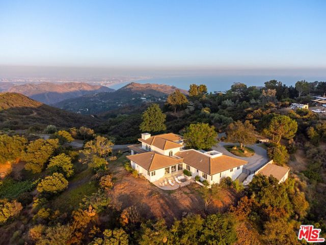 21965 Saddle Peak Road, Topanga CA: https://media.crmls.org/mediaz/0a364ce8-9e35-4b21-9847-60b0ed8bcc07.jpg