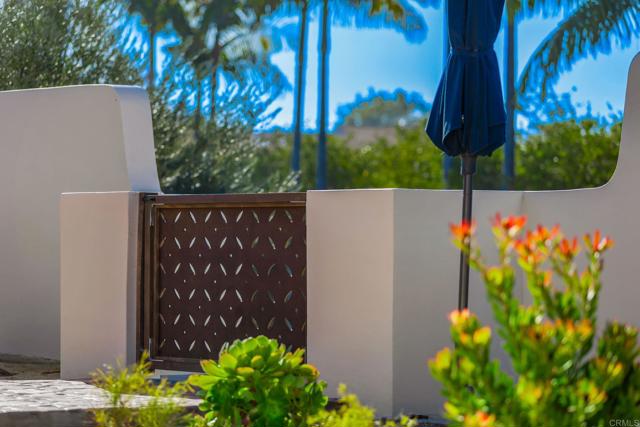 Detail Gallery Image 13 of 39 For 2087 via Ladeta, La Jolla,  CA 92037 - 2 Beds | 2 Baths