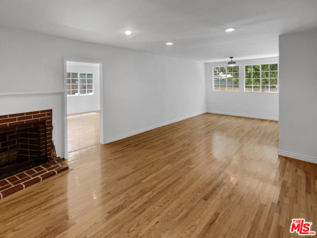 8846 Noble Avenue photo 4