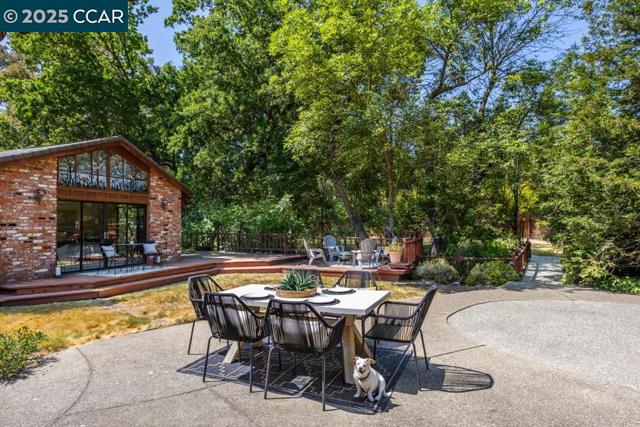 216 Castle Glen Rd, Walnut Creek CA: https://media.crmls.org/mediaz/0a38f4db-da99-4779-bd1e-b0ce065c061d.jpg
